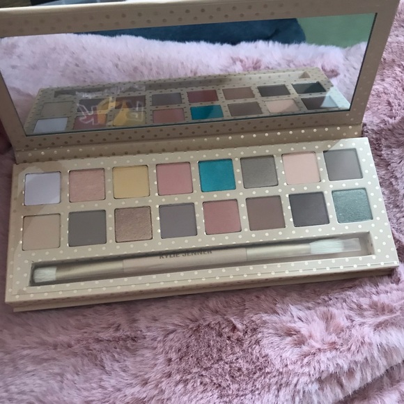 Kylie Cosmetics Vacation Eyeshadow Palette - Picture 5 of 5